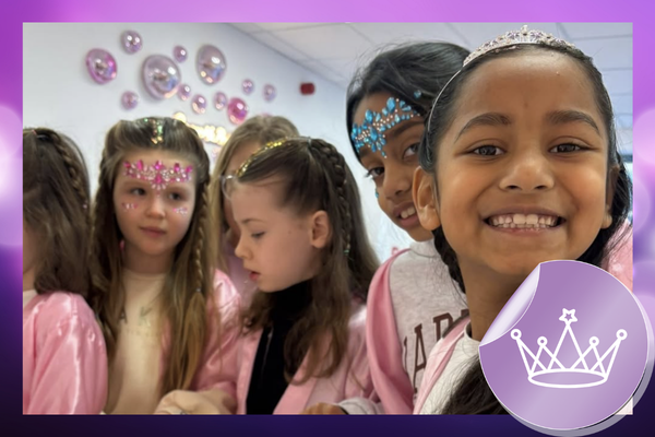 Children with tiaras at the mirror during a Platinum package party